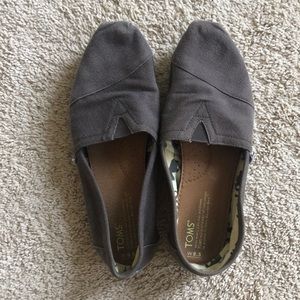 Mocha-colored Toms